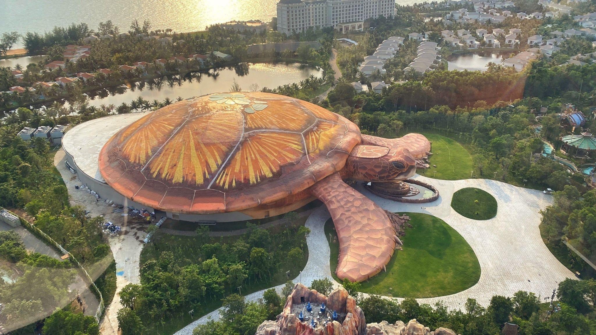 Travelers can spend the afternoon exploring VinWonders Phu Quoc and capturing stunning photos at the iconic Turtle Aquarium by the sea